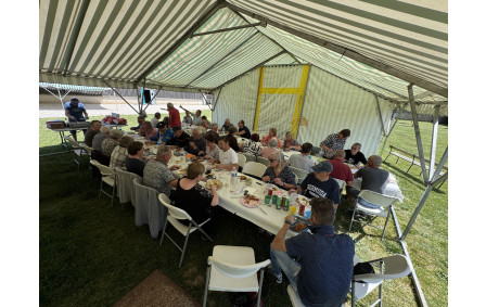 Repas champêtre à l'ombre des barnums